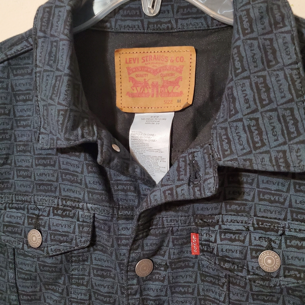 Levi's All Over Logo Print Denim Jacket Blue Black Y2K Streetwear Medium NWT - Picture 2 of 4